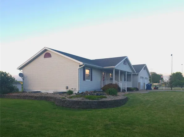 211 Eisenhower Dr, Wyoming, IA 52362