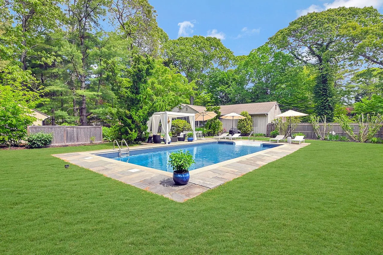 Silver Beach Traditional with Pool — Photo 1