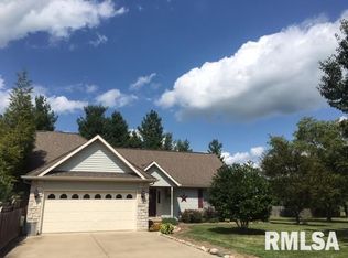 19496 Pinecrest Rd, Petersburg, IL 62675