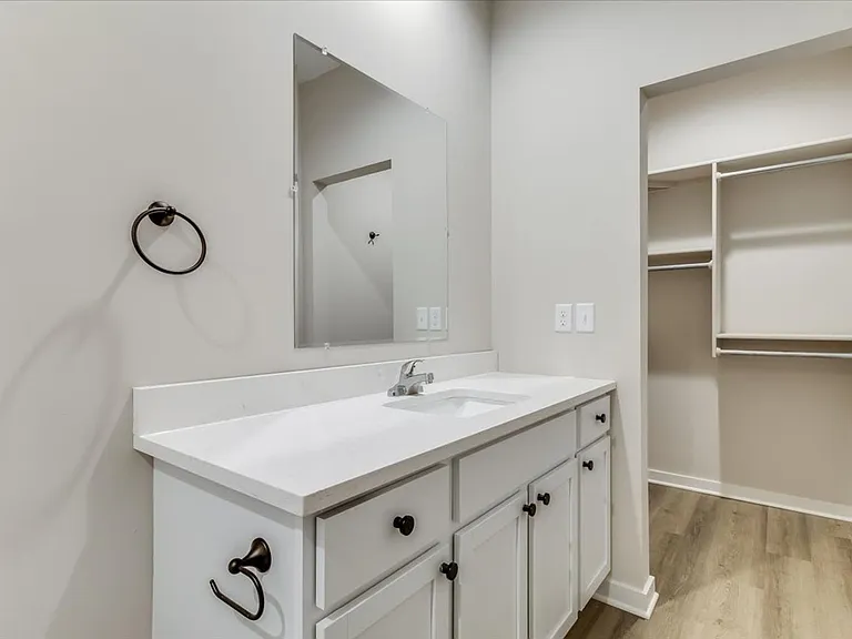 2315 W Macarthur Rd — Photo 17