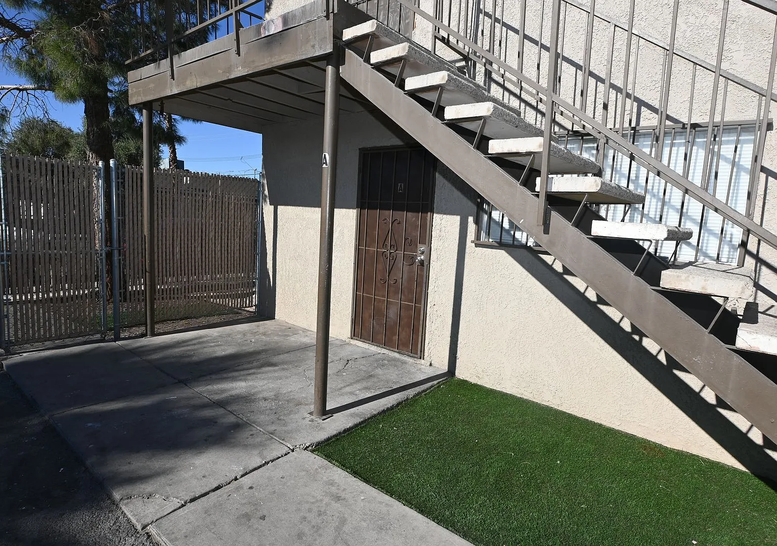 Downtown Las Vegas- Downstairs 2 Bedroom Apartment - 2301 Stewart Ave — Photo 1