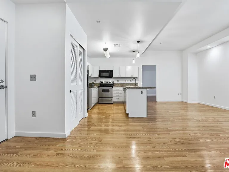 630 W 6th St #310 — Photo 2