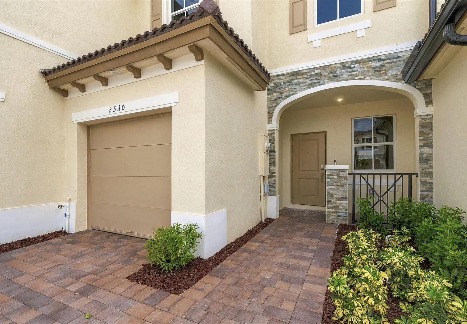 2530 SE 25th Dr - 2530 — Photo 2