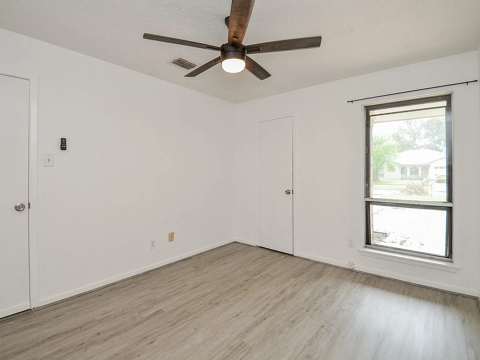 4 bed, 2.5 bath, 2057 sqft, $2,400 — Photo 4