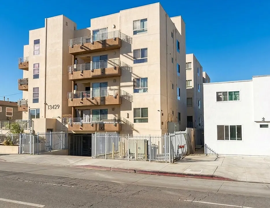 13429 Vanowen St #304