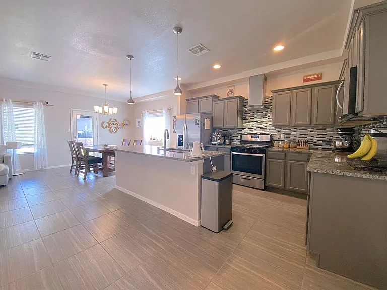 528 Delancey St — Photo 11