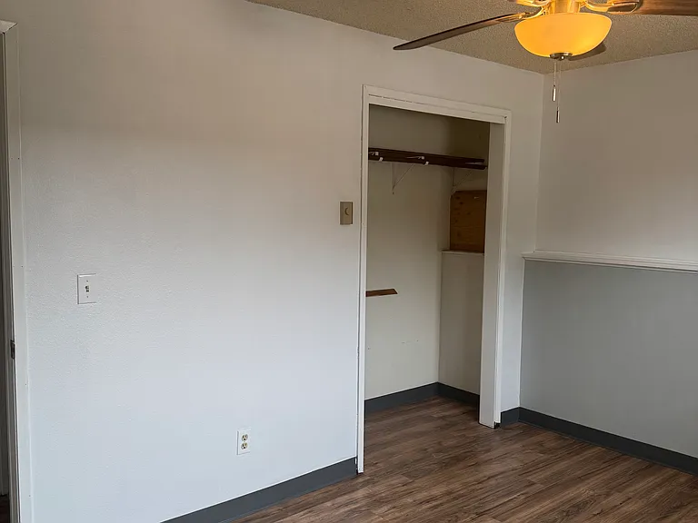 380 NW Thomas St #B — Photo 11