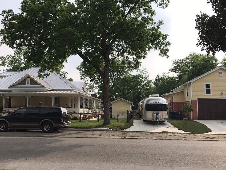 1st image of 587 E Common St