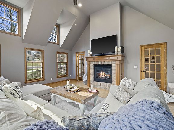 4th image of 555 Highlandview Dr