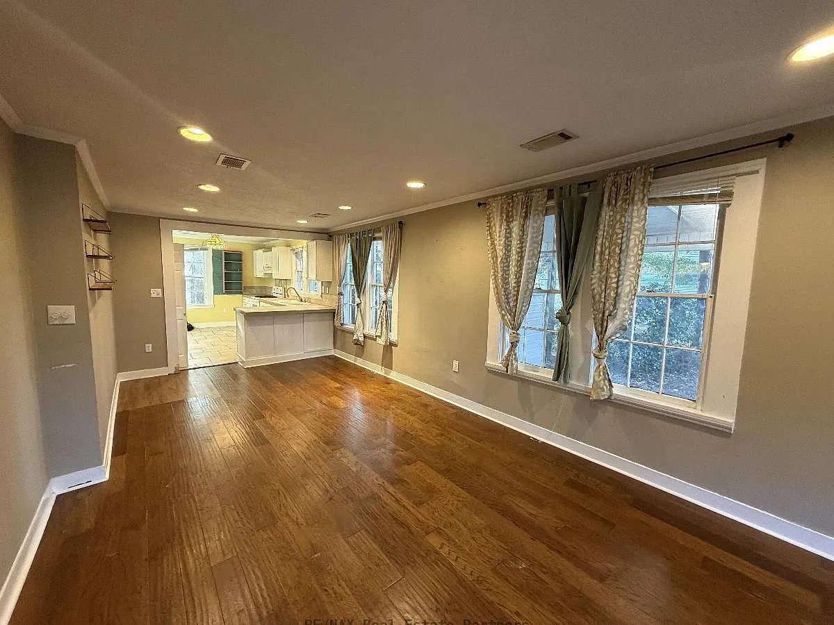2 bed, 925 sqft, $1,100 — Photo 2