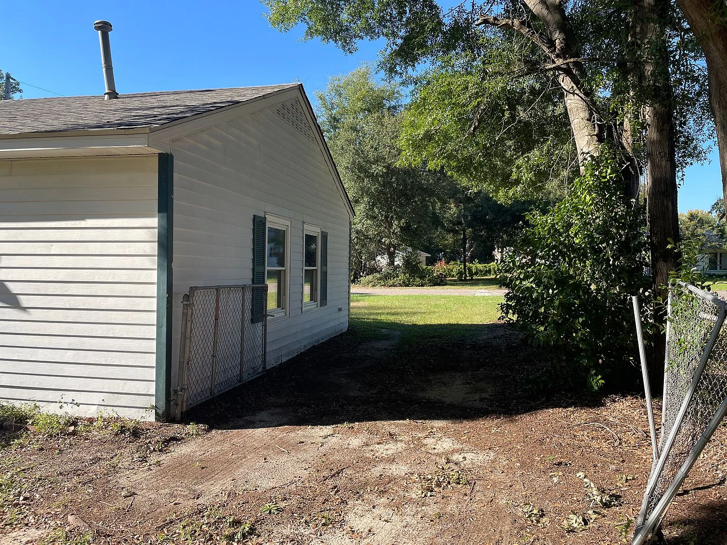 3 Bed, 1 Bath House — Photo 4