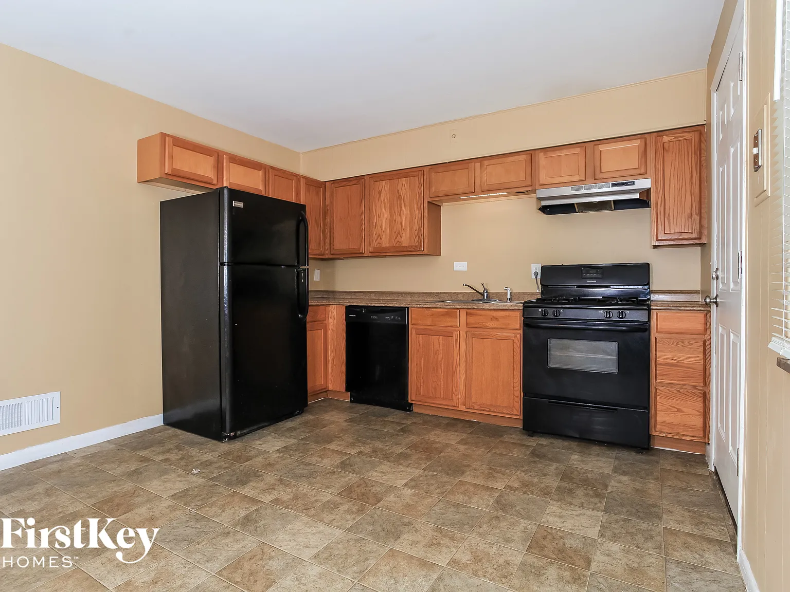 4 bed, 1.0 bath, 992 sqft, $1,731 — Photo 4