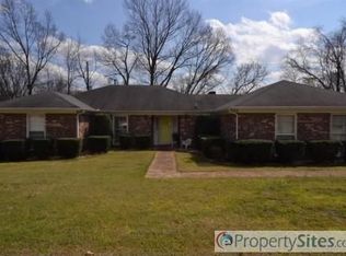 330 Robinhood Dr, Florence, AL 35633