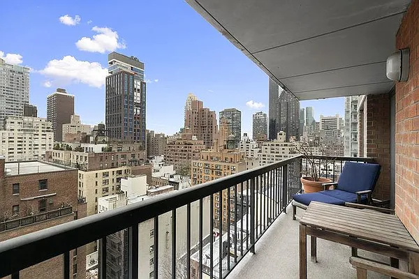 Sold by William Raveis Real Estate | media 28