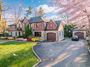 18 Robin Way, Great Neck, NY 11021