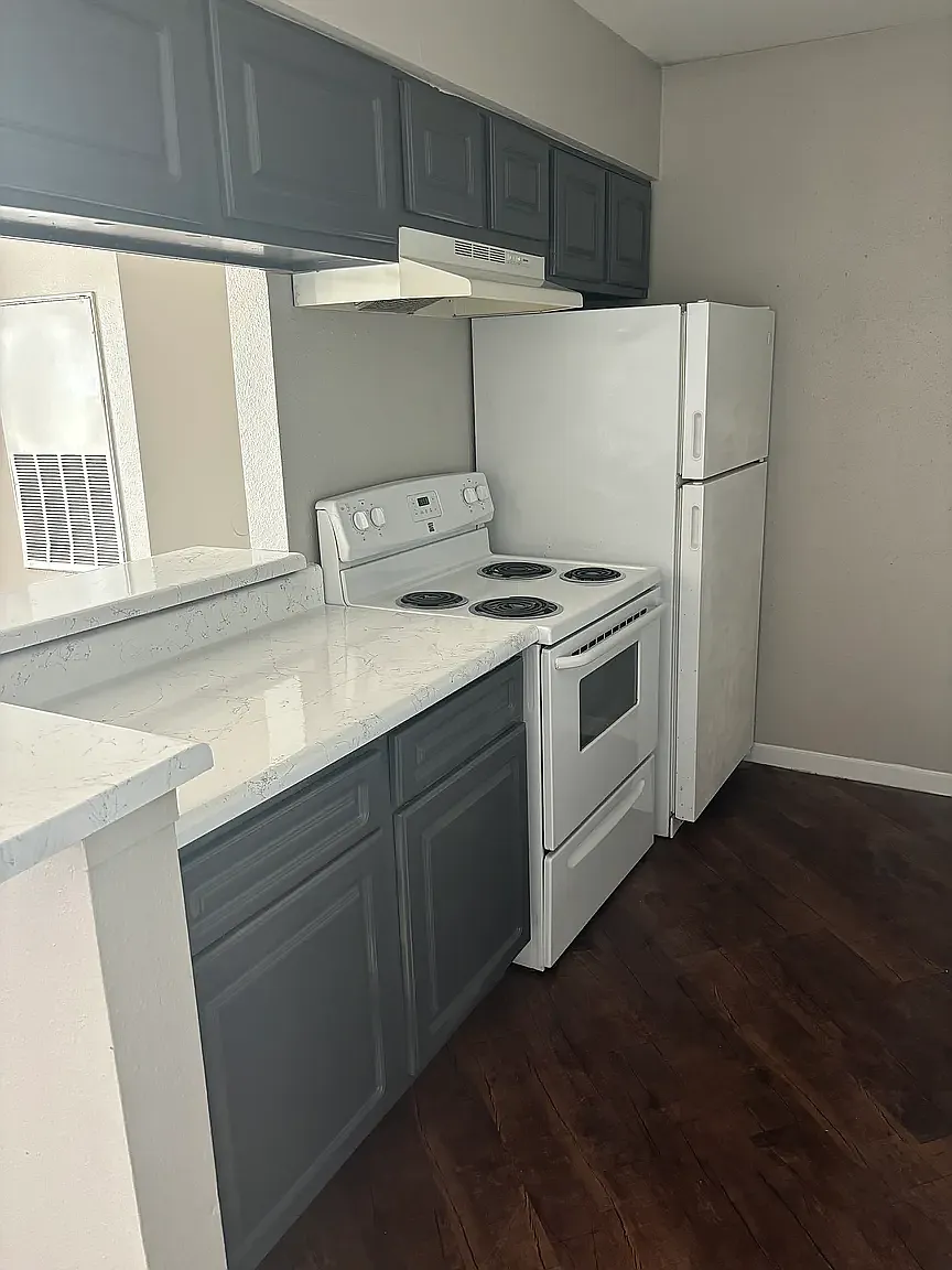 Riverway Apartments — Photo 1