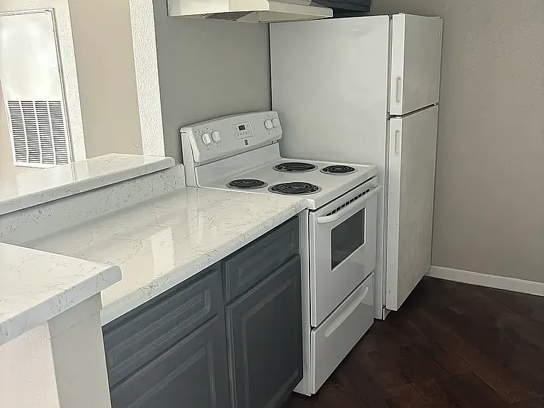 Riverway Apartments — Photo 1