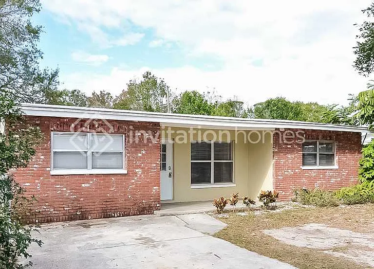 2160 Riviera Dr — Photo 1