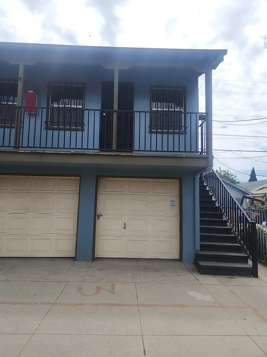 Building Photo - 644.5 W 40th Pl