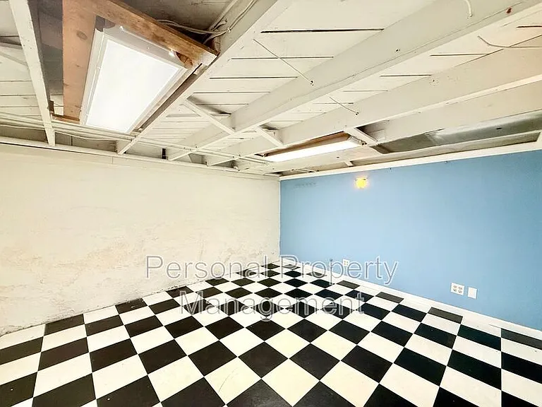 209 W 35th St — Photo 17