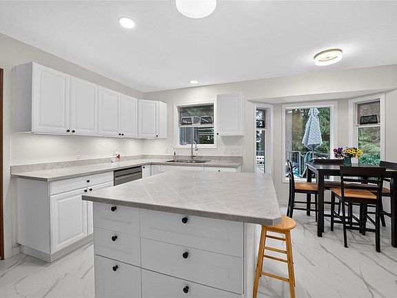 4th image of 5334 Georgiaview Cres