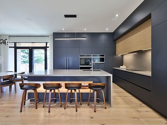 4th image of 4482 Cosburn Cres