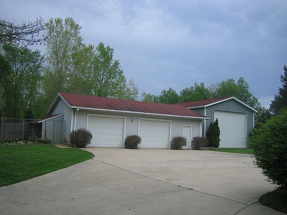Side-garage and polebarn
