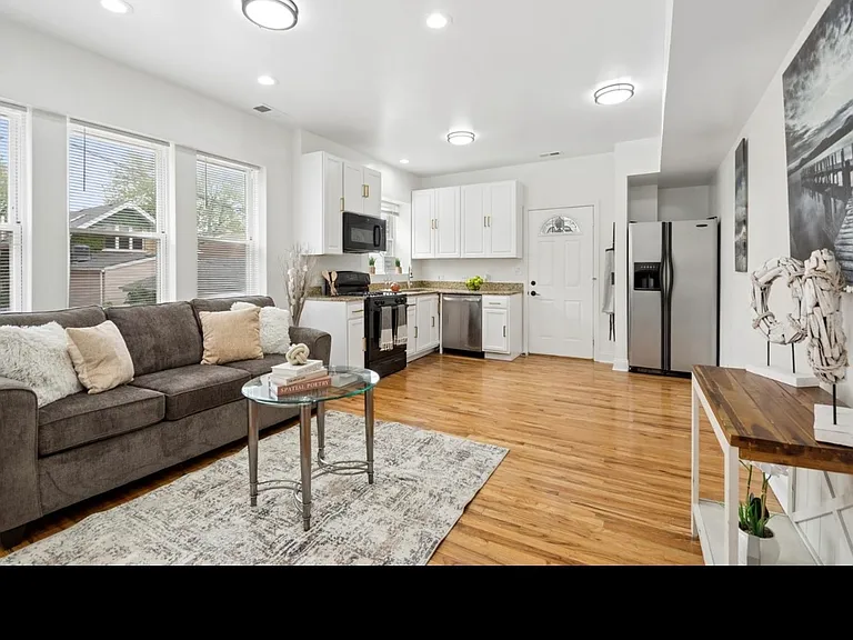3849 W Ainslie St #1 — Photo 1