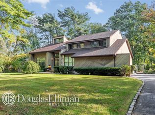 2 Bluebird Ln, Huntington, NY 11743