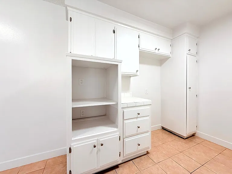 853 W Beach Avenue — Photo 8