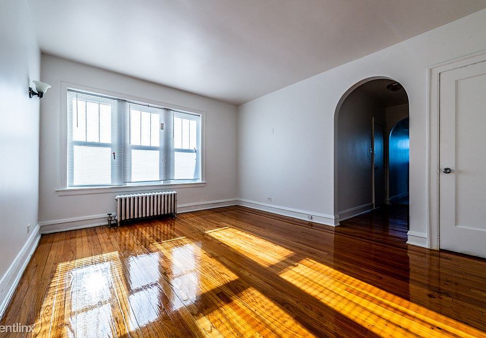 8222 S Ingleside Ave Apartments Chicago Living Room_02 - Cop