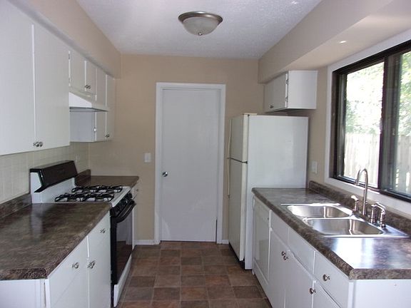 3rd image of 30W083 Maplewood Dr