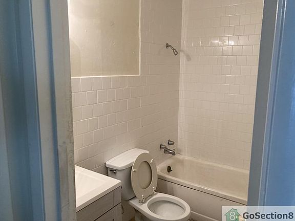 5th image of 925 W University Ave #1