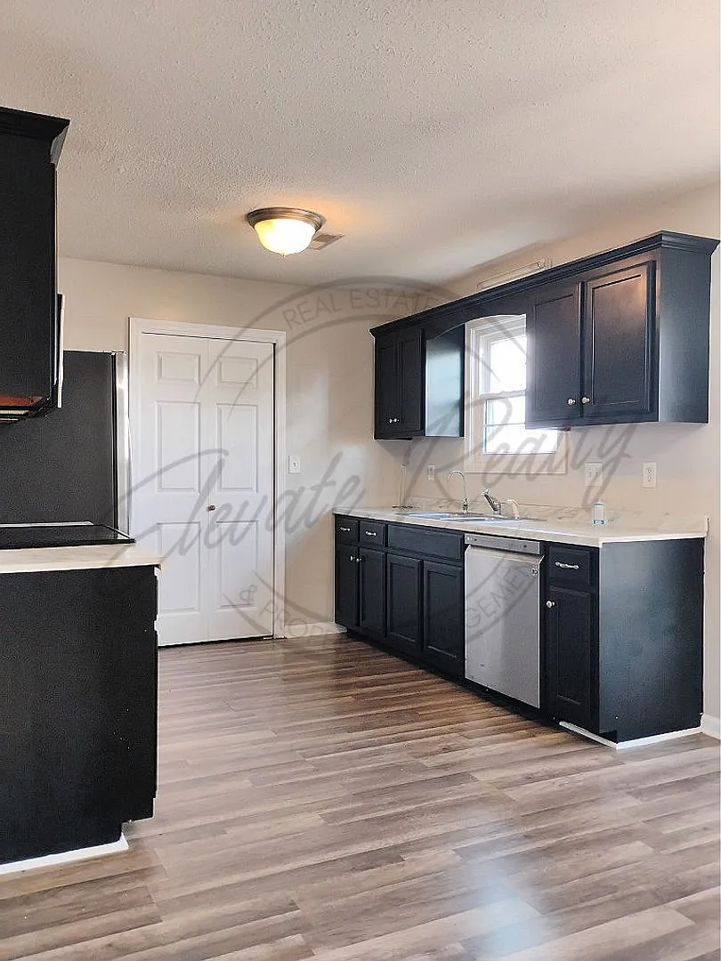 One Month Free Rent: Three Bedroom Home With Bonus Room And Fenced Yard In Clarksville! — Photo 4