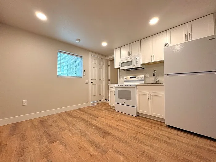 120 Berry St — Photo 2