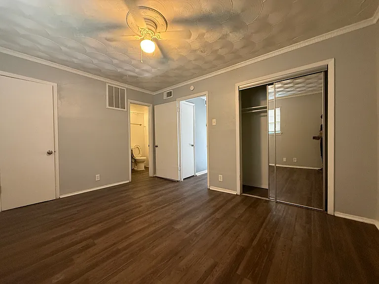4509 Live Oak St #104 — Photo 2