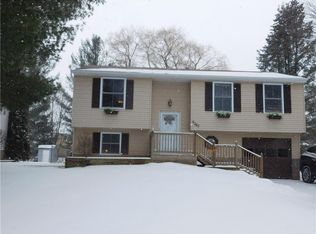 5767 Dalton Dr, Farmington, NY 14425