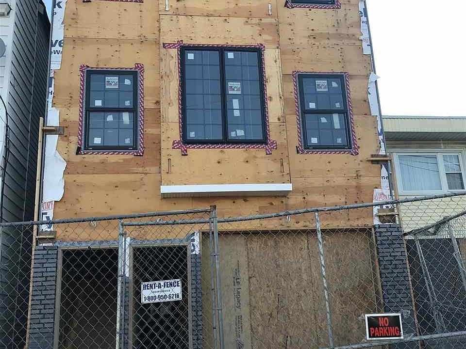 2nd image of 316 Danforth Ave