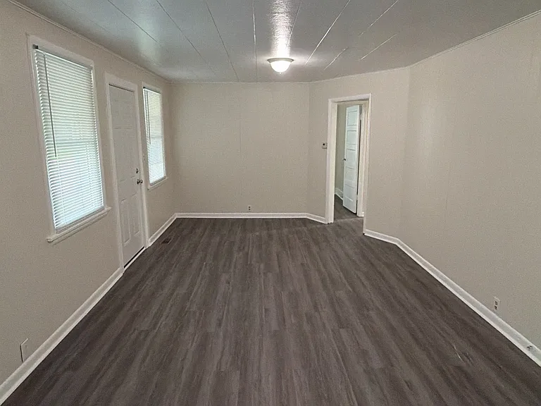 1108 Elliston St — Photo 4