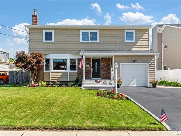 243 N Albany Avenue, Massapequa, NY 11758