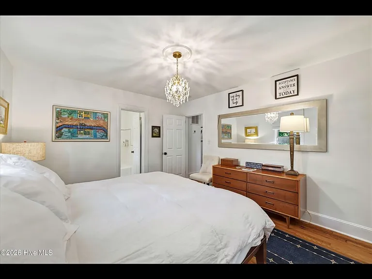 611 Clark Dr — Photo 6