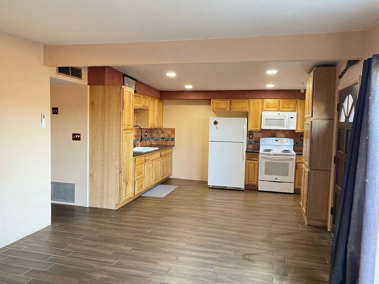 3 bed, 1.5 bath, 950 sqft, $1,250 — Photo 2