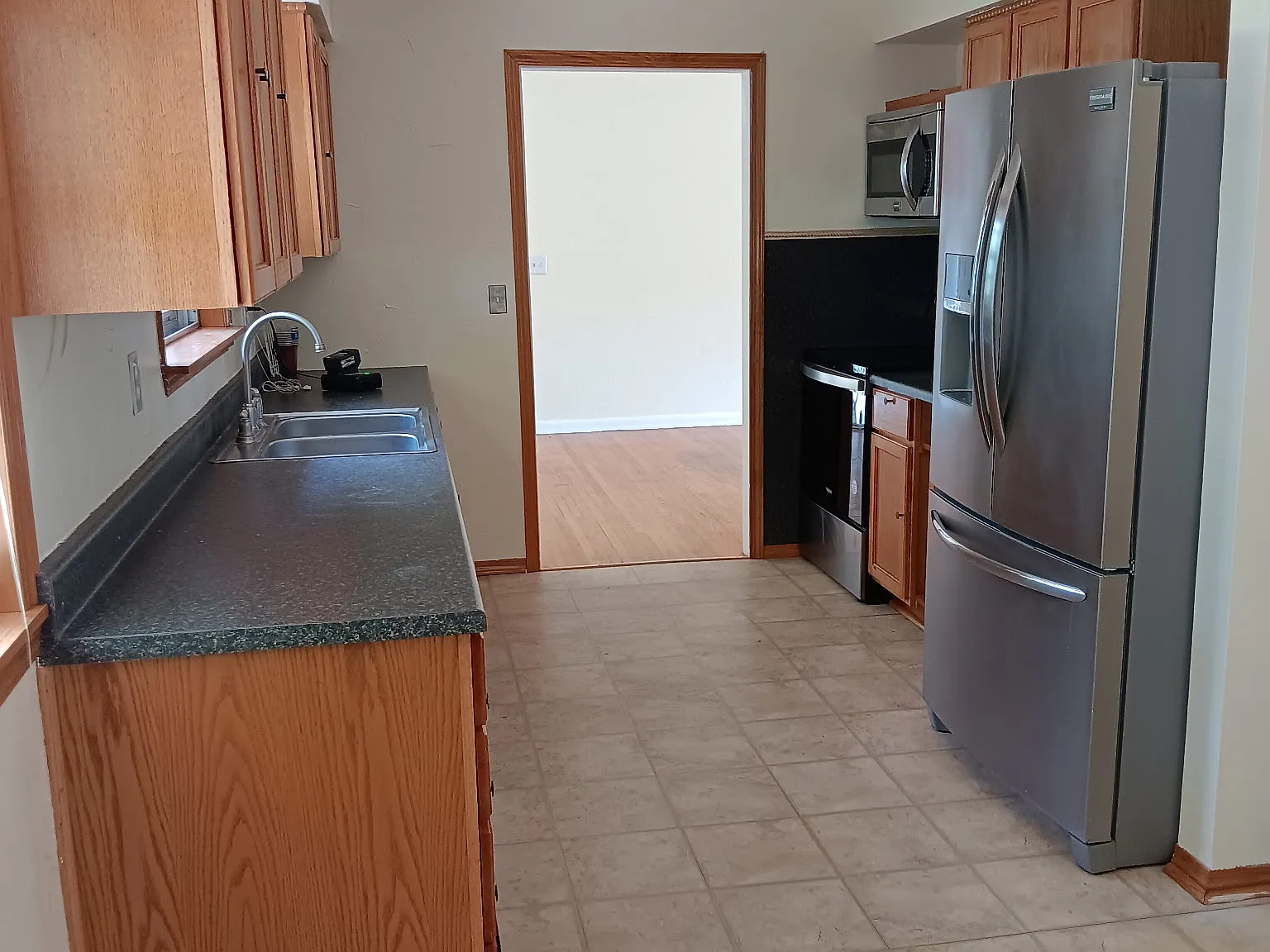 3 bed, 1400 sqft, $1,400 — Photo 2