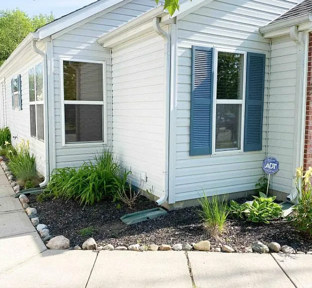 458 Vernon Pl — Photo 3