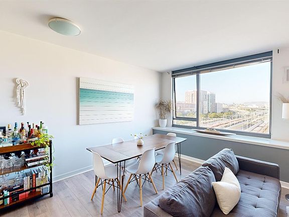 3rd image of 260 King St Unit 639