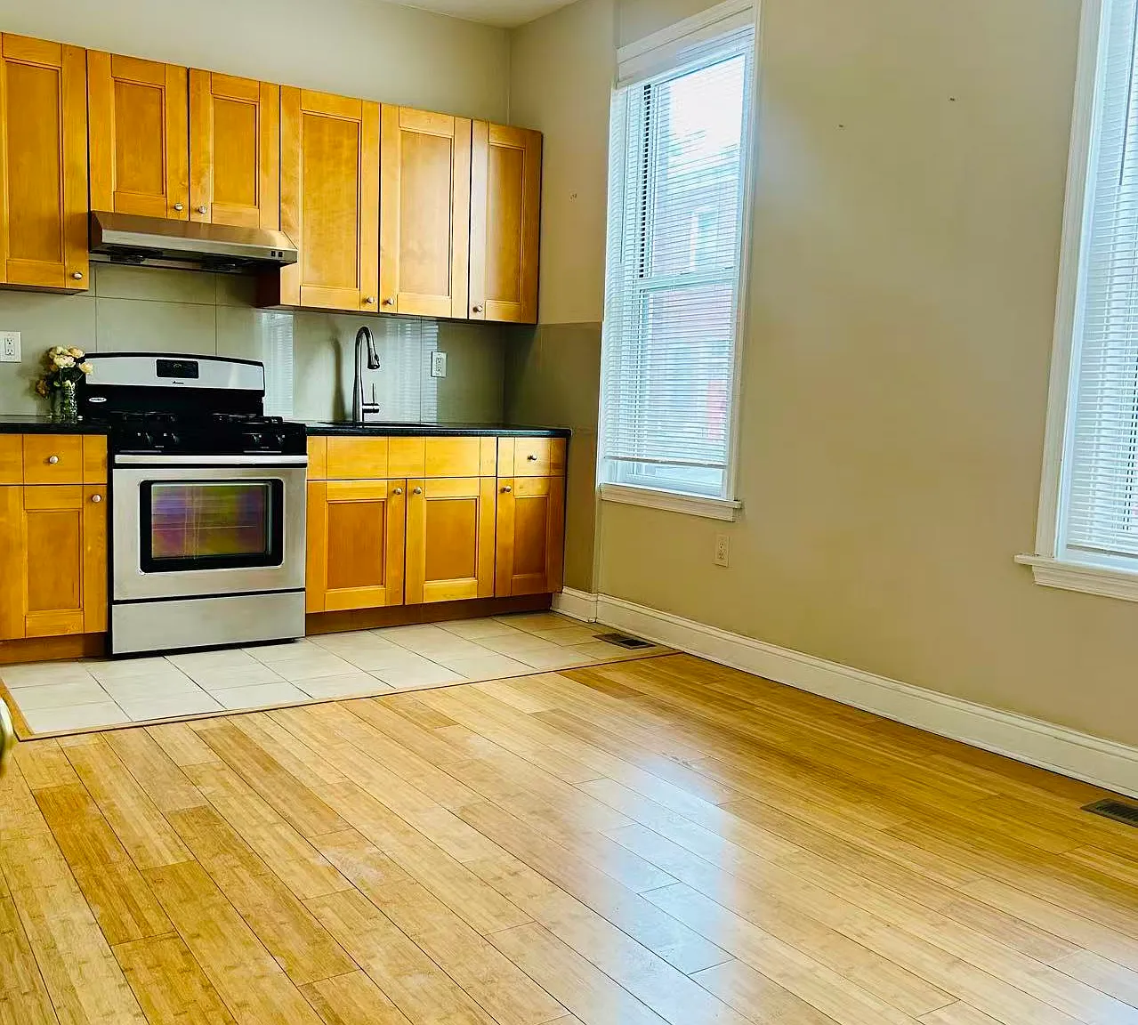2 bed, 1000 sqft, $1,800 — Photo 1