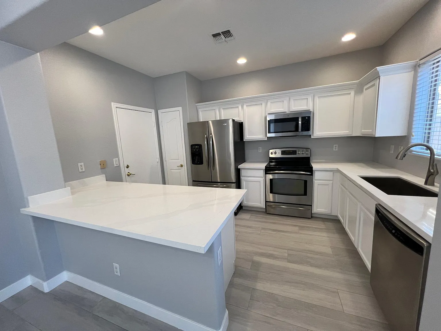 3 bed, 1400 sqft, $2,300 — Photo 4