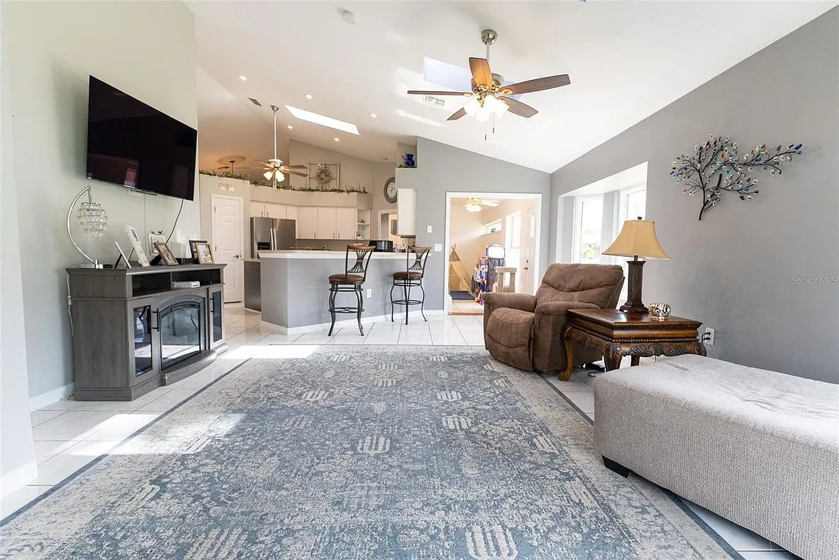 3 bed, 3.0 bath, 2600 sqft, $3,800 — Photo 2