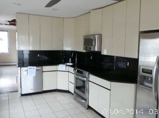 2 Old Oak Ln, Levittown, NY 11756