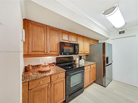 5th image of 6917 Collins Ave APT 512